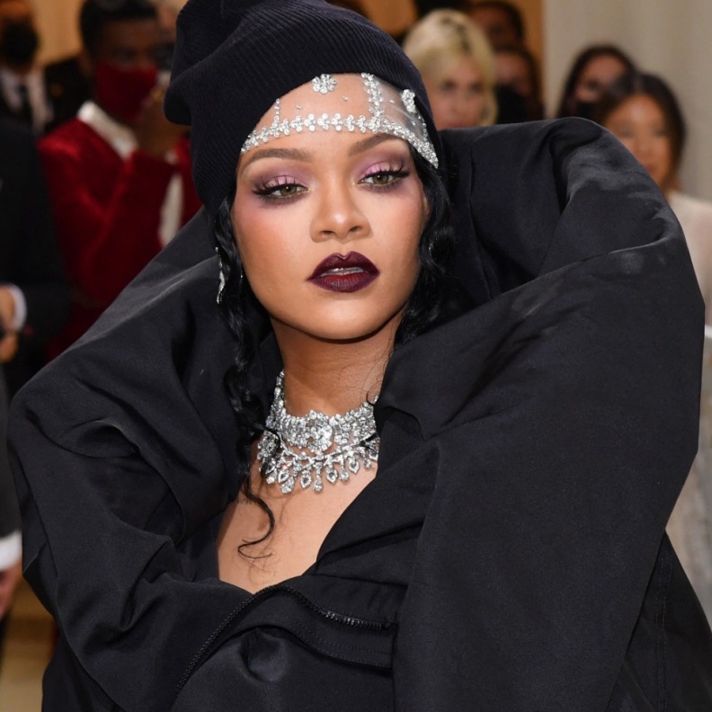 مجوهرات ريهانا Rihanna ملكة التصاميم الغريبة والقطع المكدسة