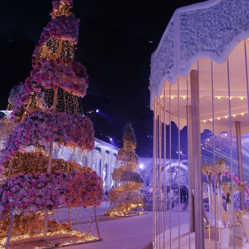 زينة مشرقة لحفل زفاف ساحر