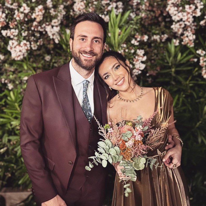 ستيفاني عطا الله مع عريسها ا