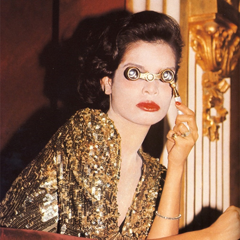 عارضة الأزياء والممثلة بيانكا جاغر ترتدي فستاناً من الترتر في العام 1974