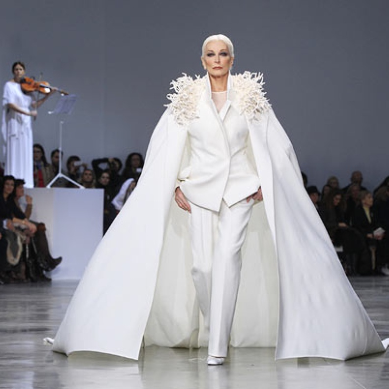 عارضات أزياء كبيرات السن يكسرن حاجز العمر في عروض الموضة