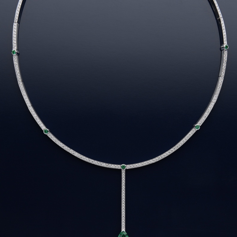 عقد Serti Sur Vide بشكل ربطة عنق من الذهب الأبيض المرصع بالألماس مع حجر زمرد مقصوص وفق قطع الكمثرى