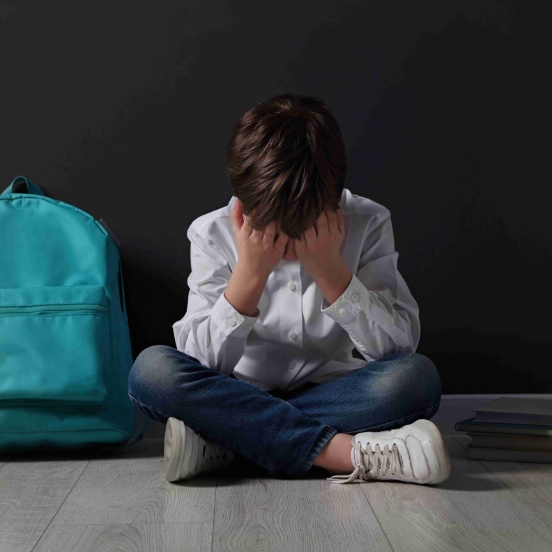 علامات قوية تخبرك بتعرض طفبك للتنمر المدرسي أبرزها نفورها منها وعزلته