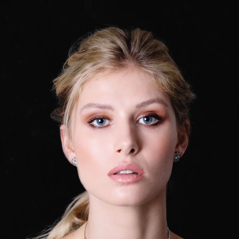 قلادة الماس لإطلالة الفساتين السوداء