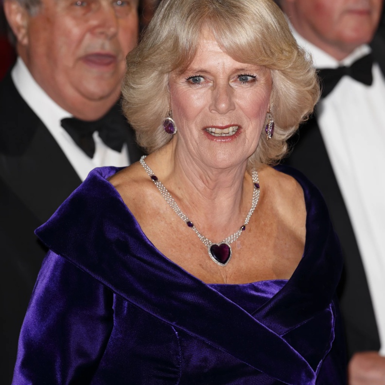 أشهر المجوهرات الملكية على شكل قلوب