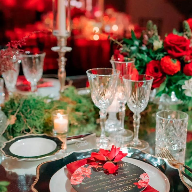 كيفية التخطيط لحفل زفاف بطابع أحمر