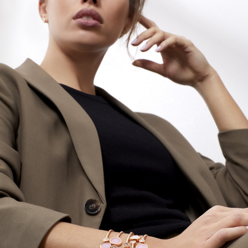 مجموعة مصنوعة من الذهب الأخلاقي الوردي