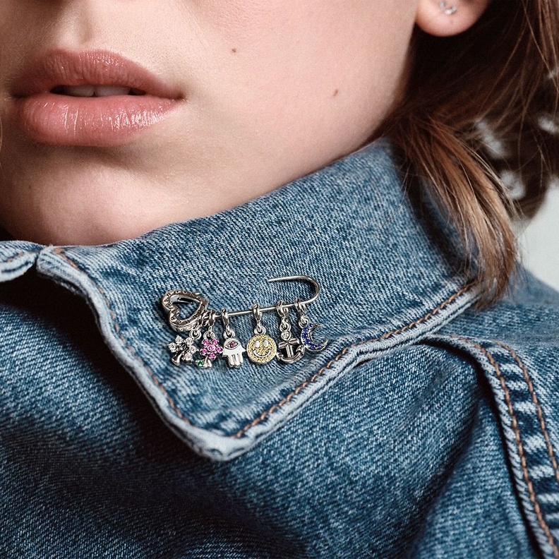 تألقي بأجمل موديلات بروشات من الفضة اللامعة لإطلالة فريدة ومميزة