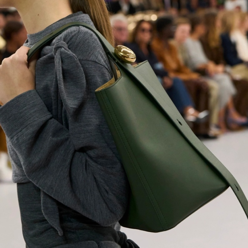 موسم ربيع وصيف 2024 يجمع موديلات الحقائب المختلفة بالحجم والشكل!