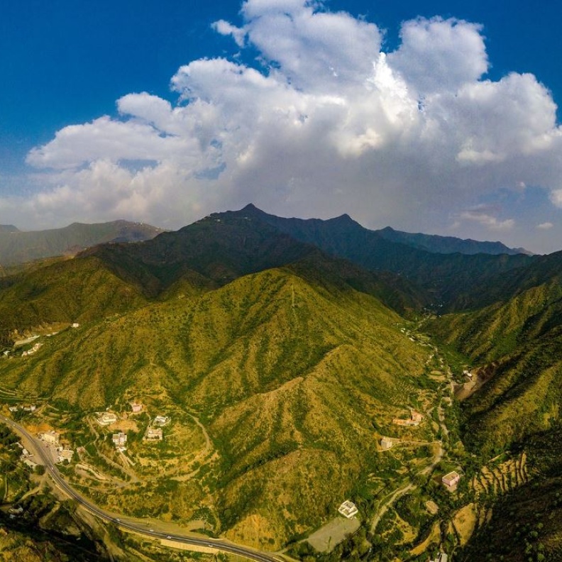 تجارب سياحية لا تفوتوها.. من منتجعات الكهوف الخلابة إلى غيوم عسير الساحرة