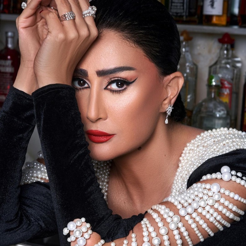 هل جمعت إطلالات المجوهرات بين غادة عبد الرازق  ومي عمر رغم اختلاف أدورها في المسلسلات الرمضانية؟