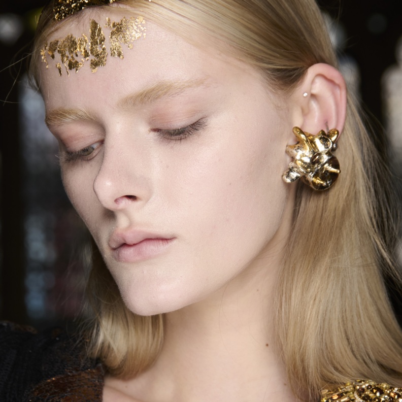 أكسسوارات شعر ذهبية على وسط الشعر من دار Mithridate