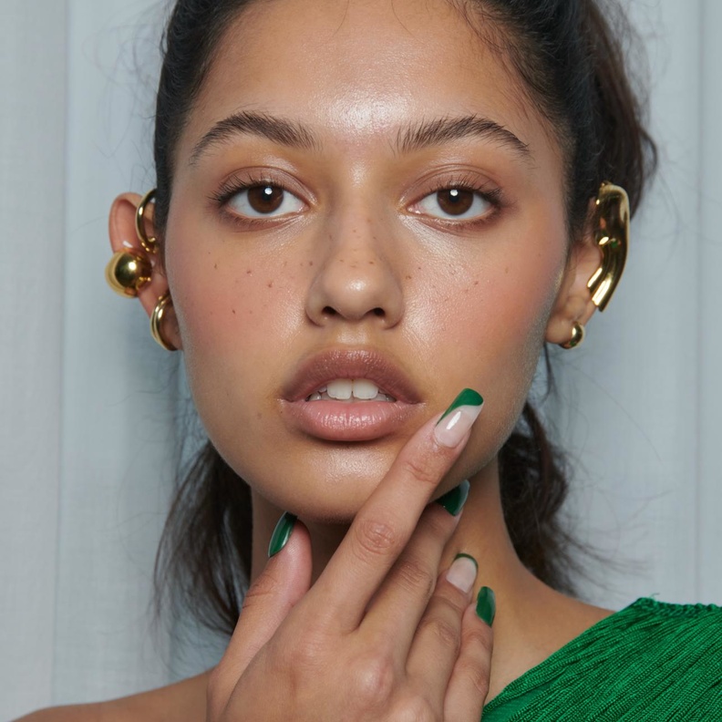 ألوان مناكير خضراء وهندسية من دار Bronx and Banco