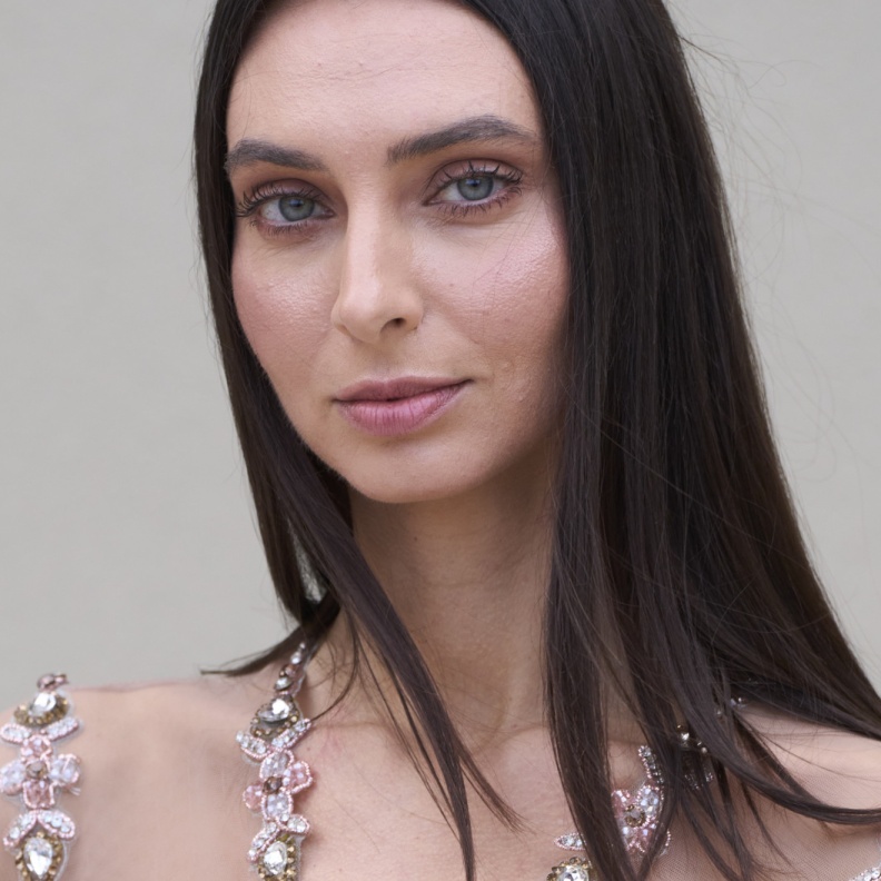 إشراقة لا تقاوم في يوم الحب.. كيف تحصلين على شعر جذاب رغم الدهون؟