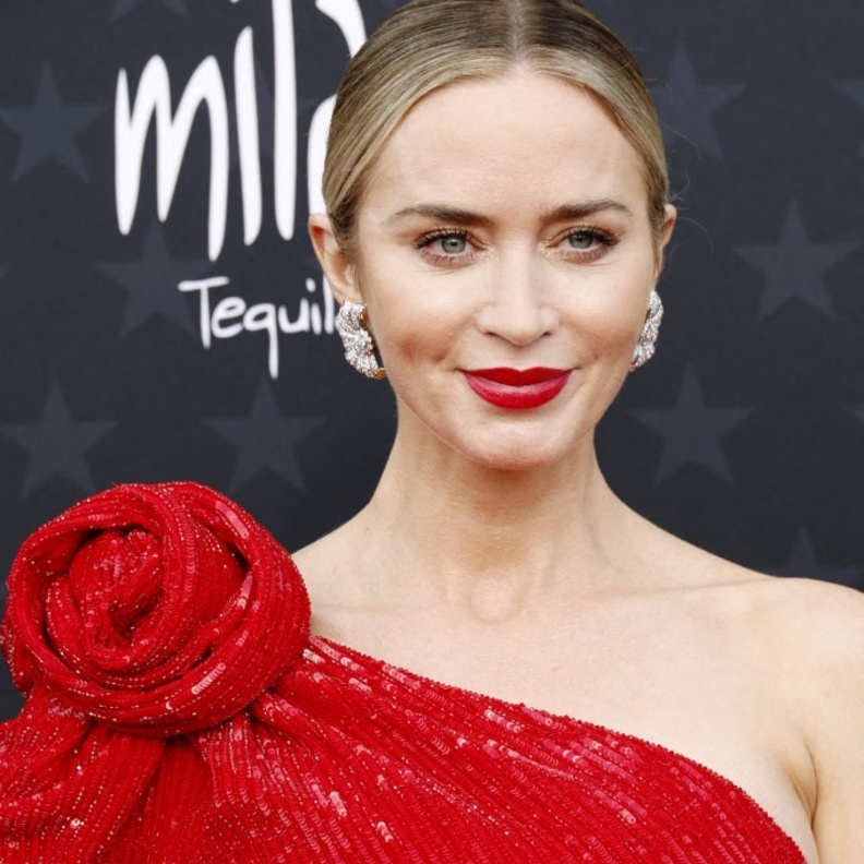 أجمل ألوان أحمر شفاه قوي عنوان جمالك في عيد الحب 2024.. إليك أجدد التدرجات لتطبيقها