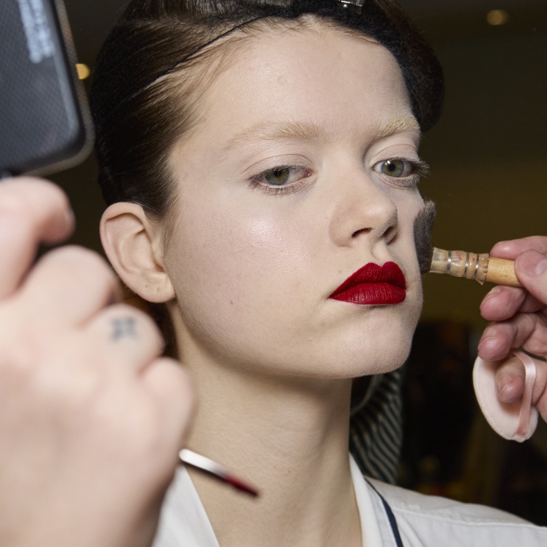 تستعدين لحضور مناسبة؟ إليك أفضل 5 كريمات أساس مجرّبة لبشرة بملمس مخملي