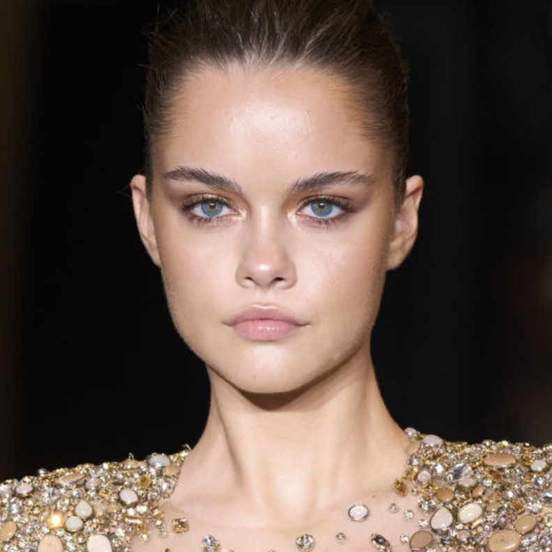 الظلال البرونزية بأسلوب عارضة دار Zuhair Murad