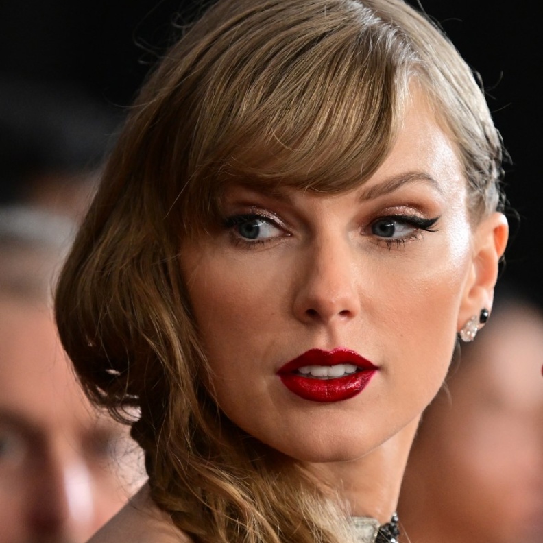 تسريحات شعر جانبية صيحة منتظرة في المواسم المقبلة.. إعتمديها بأسلوب النجمات العالميات