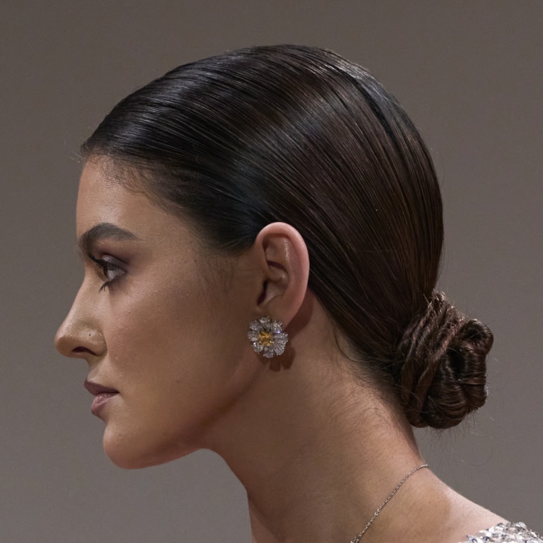 تسريحات شعر مرفوعة ومبللة صيحات تتصدر خريف وشتاء 2024.. إعتمديها بجرأة وتميّز من عروض نيويورك للموضة