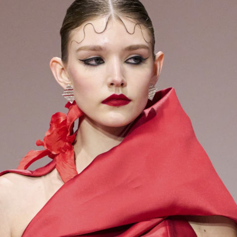 فن الإهداء الباريسي... هدايا عيد الحب 2024 للرجال والنساء من علامات فرنسية فاخرة