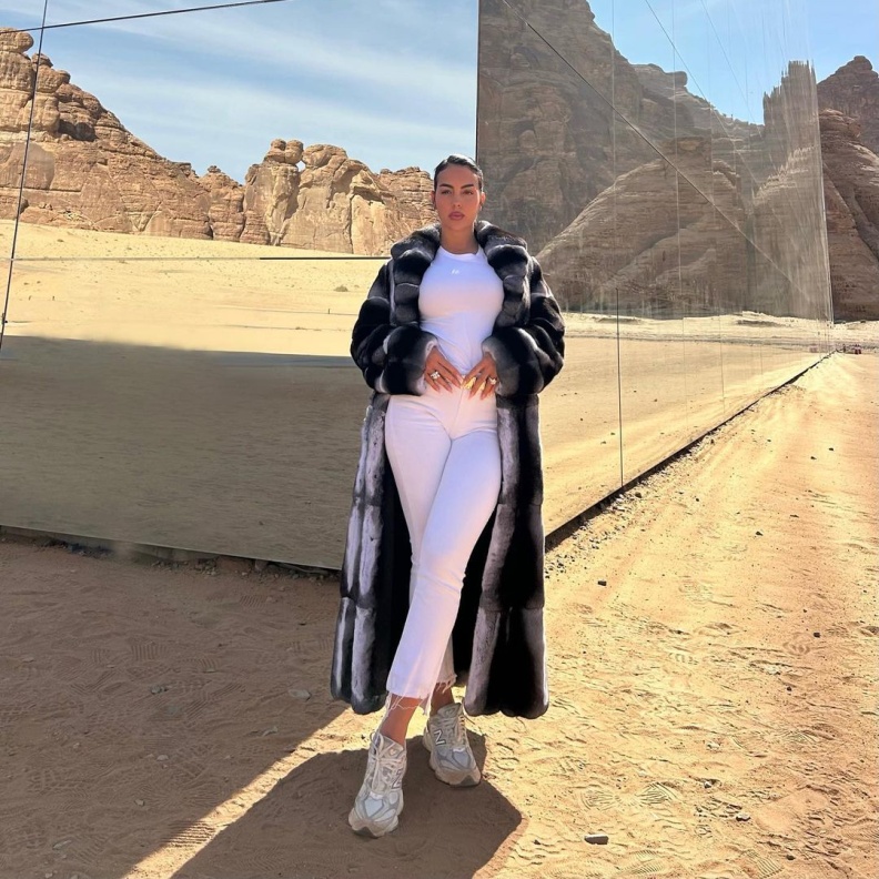 كيف تنسقين إطلالتك في رحلات السفر على طريقة النجمات؟