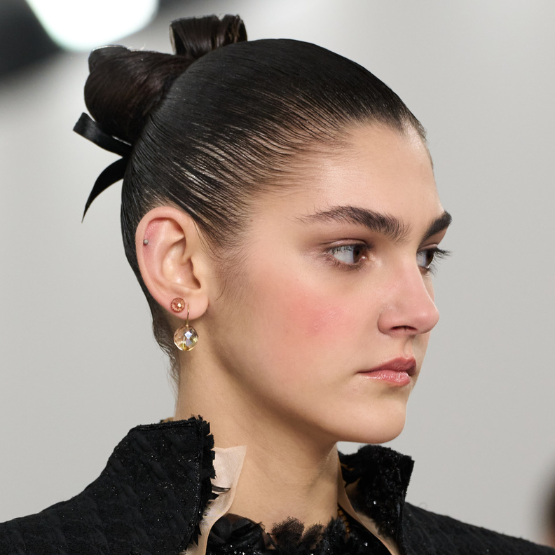 تسريحات الشعر المبللة صيحة مستمرة في ربيع 2024.. إختاري منها أجدد الموديلات والصيحات