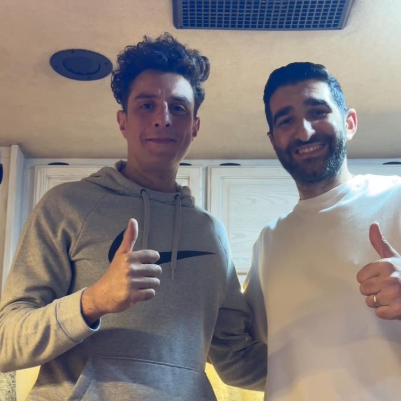 المطرب عبدالله عاشور يشارك بأغنية "ليه هي" في فيلم "السيستم" 