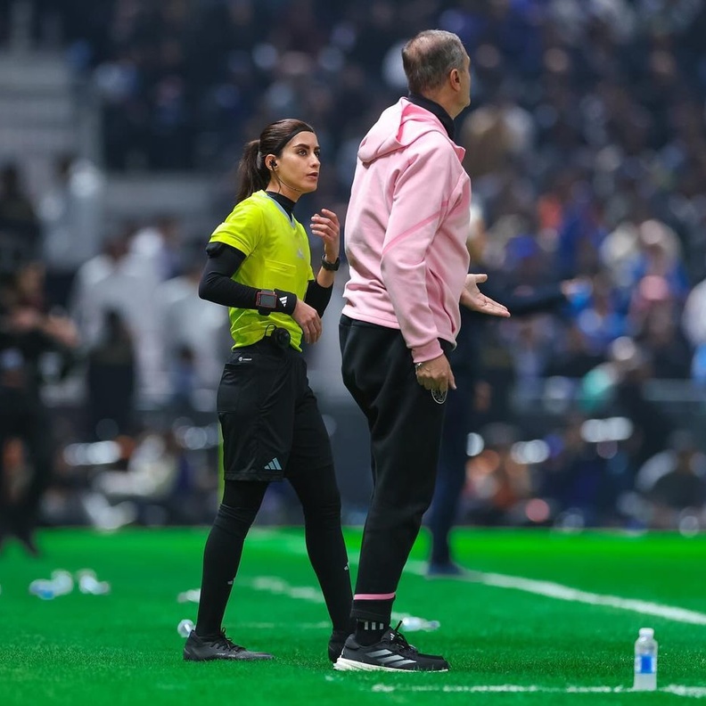 الحكمة السعودية هبة العويضي تلفت الأنظار في كأس موسم الرياض 