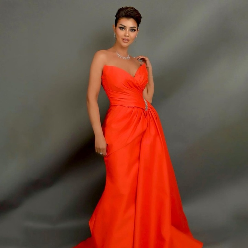 إطلالات بتصاميم ناعمة من الصباح للمساء على طريقة الإعلامية السعودية مها عبدالله