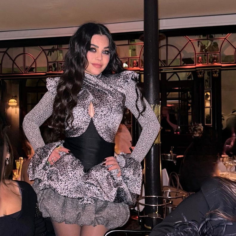 إطلالات أزياء تجعلك تبدين أصغر سناً في عيد الحب 2024 على طريقة النجمات