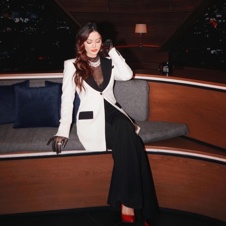 احدث اطلالات النجمات بالبدلات موضة عام 2024