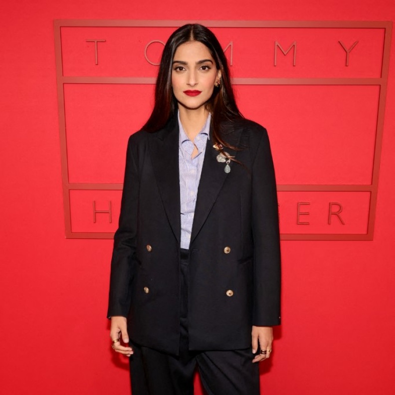 إطلالات النجمات العالميات في عروض نيويورك للموضة