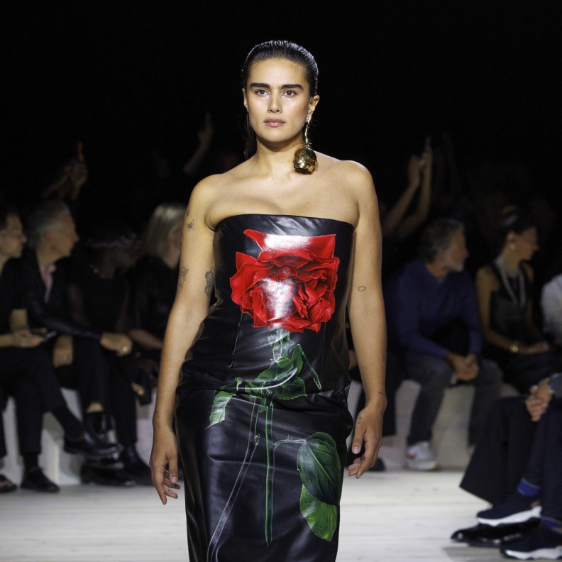 فستان مميز للممتلئات من Alexander McQueen