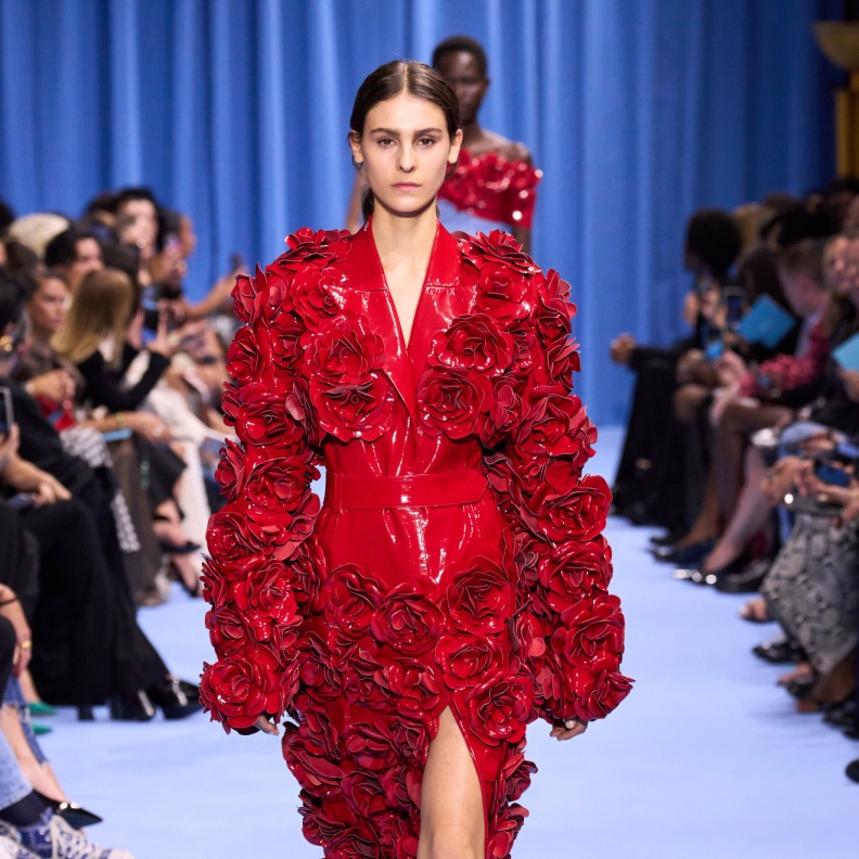 نسقي في إطلالة عيد الحب فستان أحمر أنيق يعكس جمالك