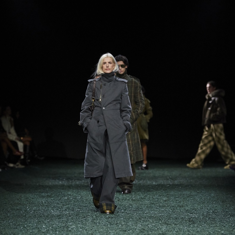 أسبوع الموضة في لندن يحتفل بعيده الـ40... إليكِ أبرز العروض التي خطفت الأنظار 