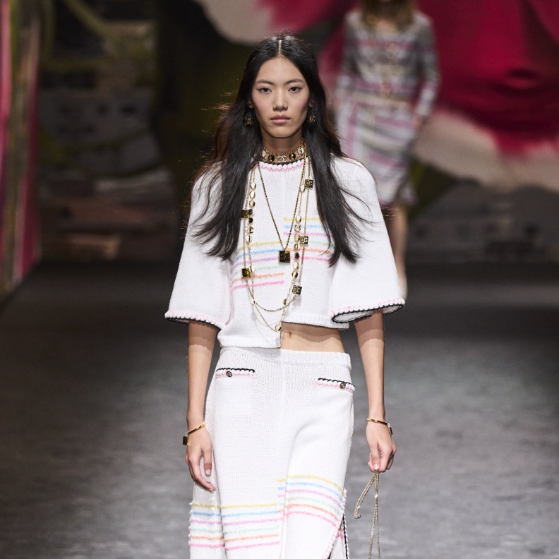 إطلالة من CHANEL