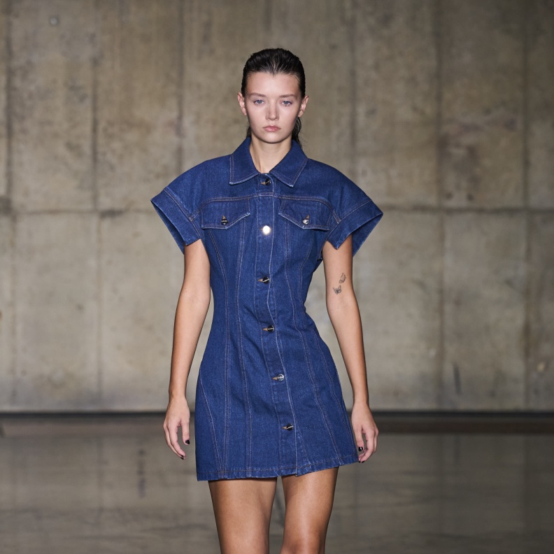 فساتين الدنيم تتحول إلى قطعة أساسية في خزانتك