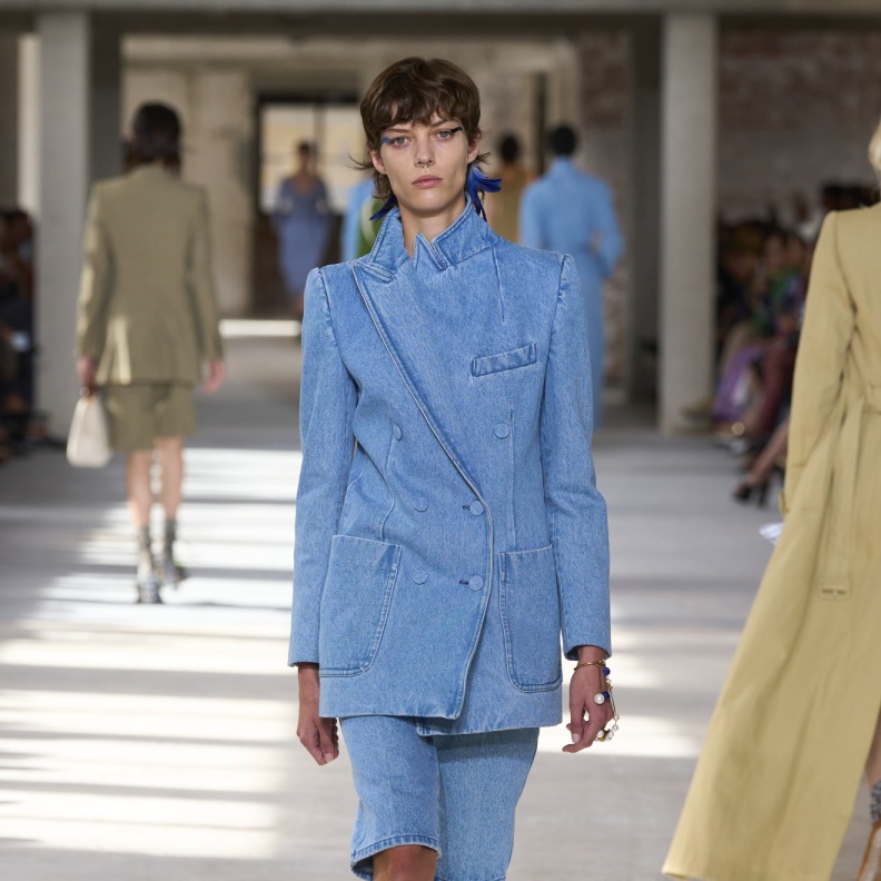 صيحة الدنيم تجمع بين السروال والجاكيت في إطلالة واحدة