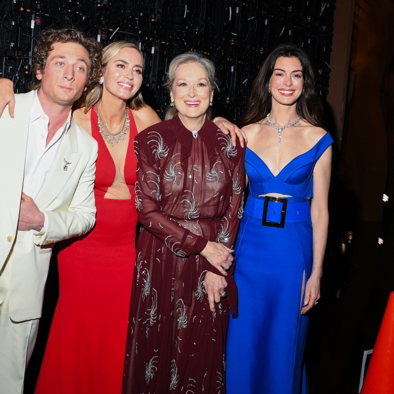 ميريل ستريب وآن هاثاوي وإميلي بلانت