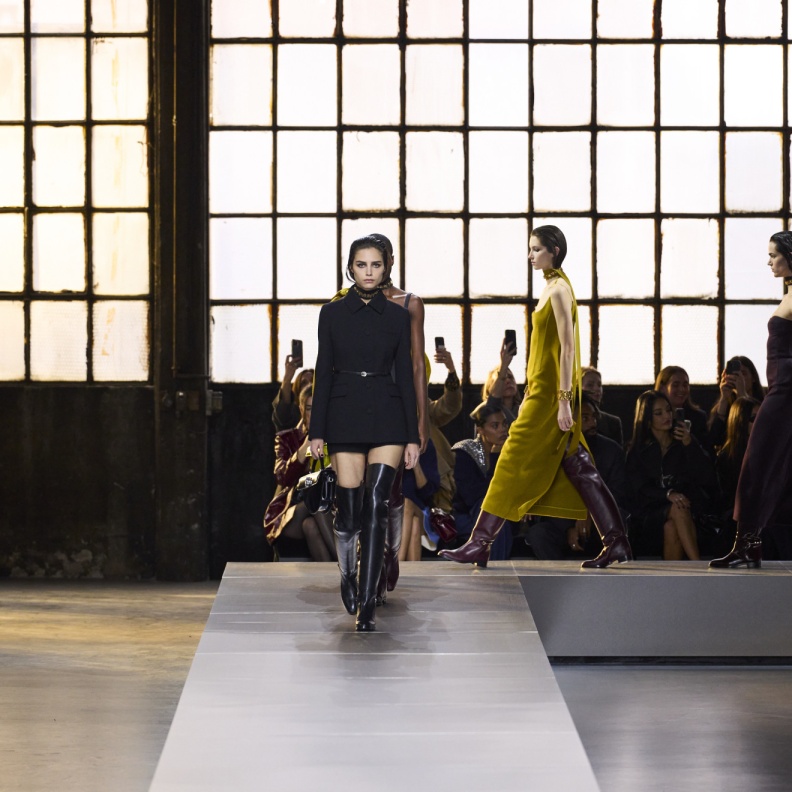 لا تفوّتي أبرز عروض أسبوع الموضة في ميلان واكتشفي الصيحات التي ركّزت عليها دور الأزياء