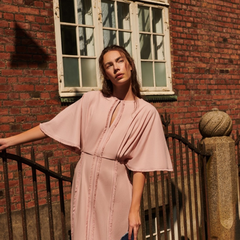 12 إطلالة مثالية ليوم الحبّ... تحمل توقيع علامات إماراتية 