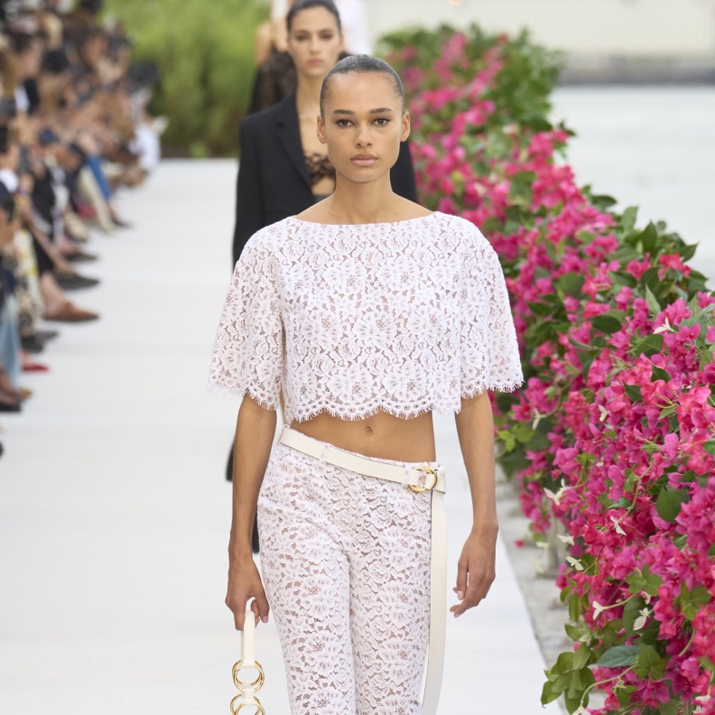 موضة بناطيل الدانتيل في ربيع 2024