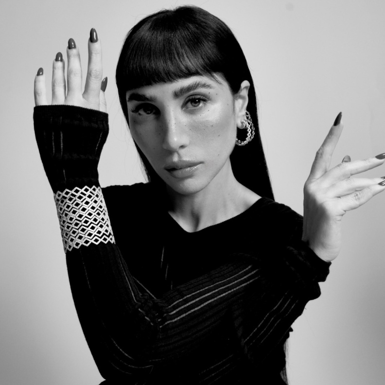 Karen Wazen تطلق مجموعتها الأولى من المجوهرات بعنوان Bonds of Gold 