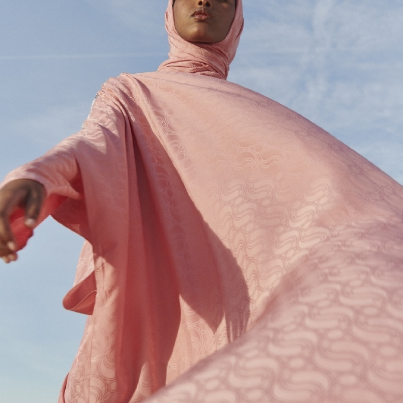 ستيلا مكارتني تحتفل بحلول شهر رمضان المبارك مع تشكيلة خاصة ‘ROSE CAPSULE’