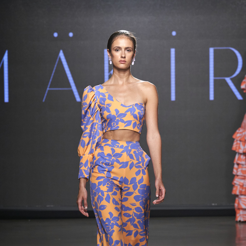 النقشات المطبعة بالورود على البناطيل عنوان أناقتك عام 2024