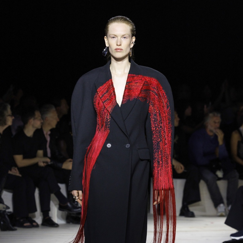 إطلالة من Alexander McQueen
