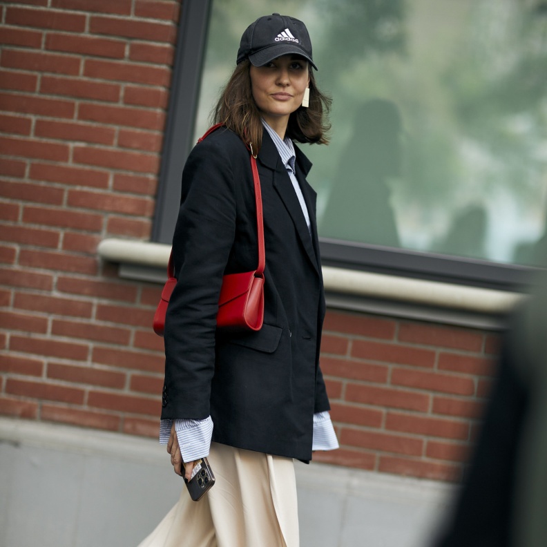 تنسيق أكسسوارات باللّون الأحمر بأسلوب Street style