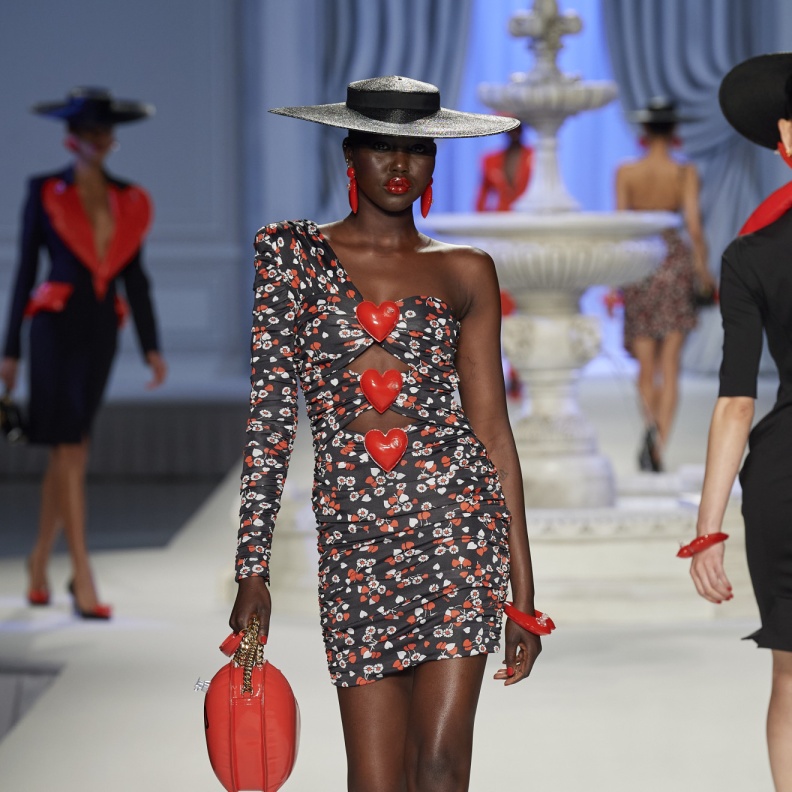 إطلالة من Moschino لربيع وصيف 2023
