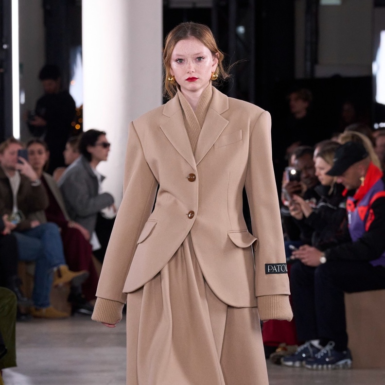 للمرأة العاملة خيارات مكتظة من الجماليات الأخاذة من الأزياء الراقية ومجموعات الملابس الجاهزة