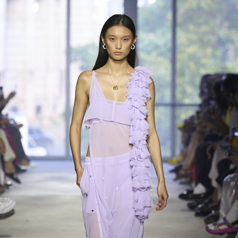 البنفسجي الفاتح لون خجول لكن حضوره قوي في صيف 2024